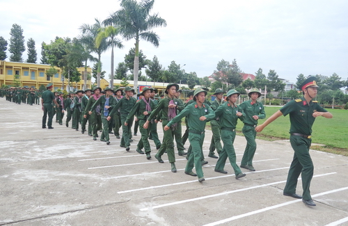 Các chiến sĩ Học kỳ trong quân đội thực hiện duyệt binh